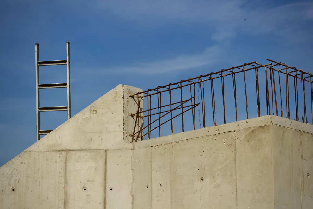 Güneş ışığında beton yüzey ve çelik donatı detayı — temsili stok fotoğraf