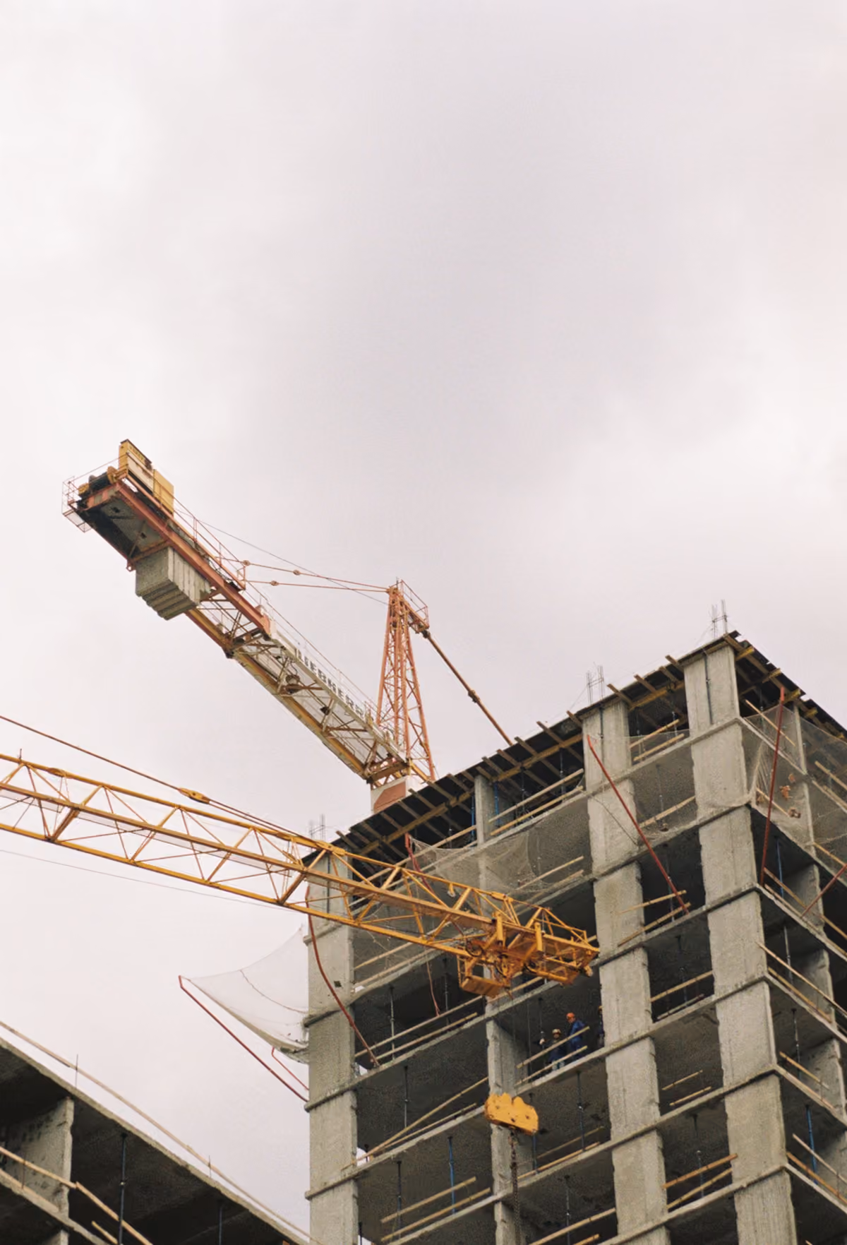 Betonarme yapı üzerinde yükselen kule vinç — temsili stok fotoğraf