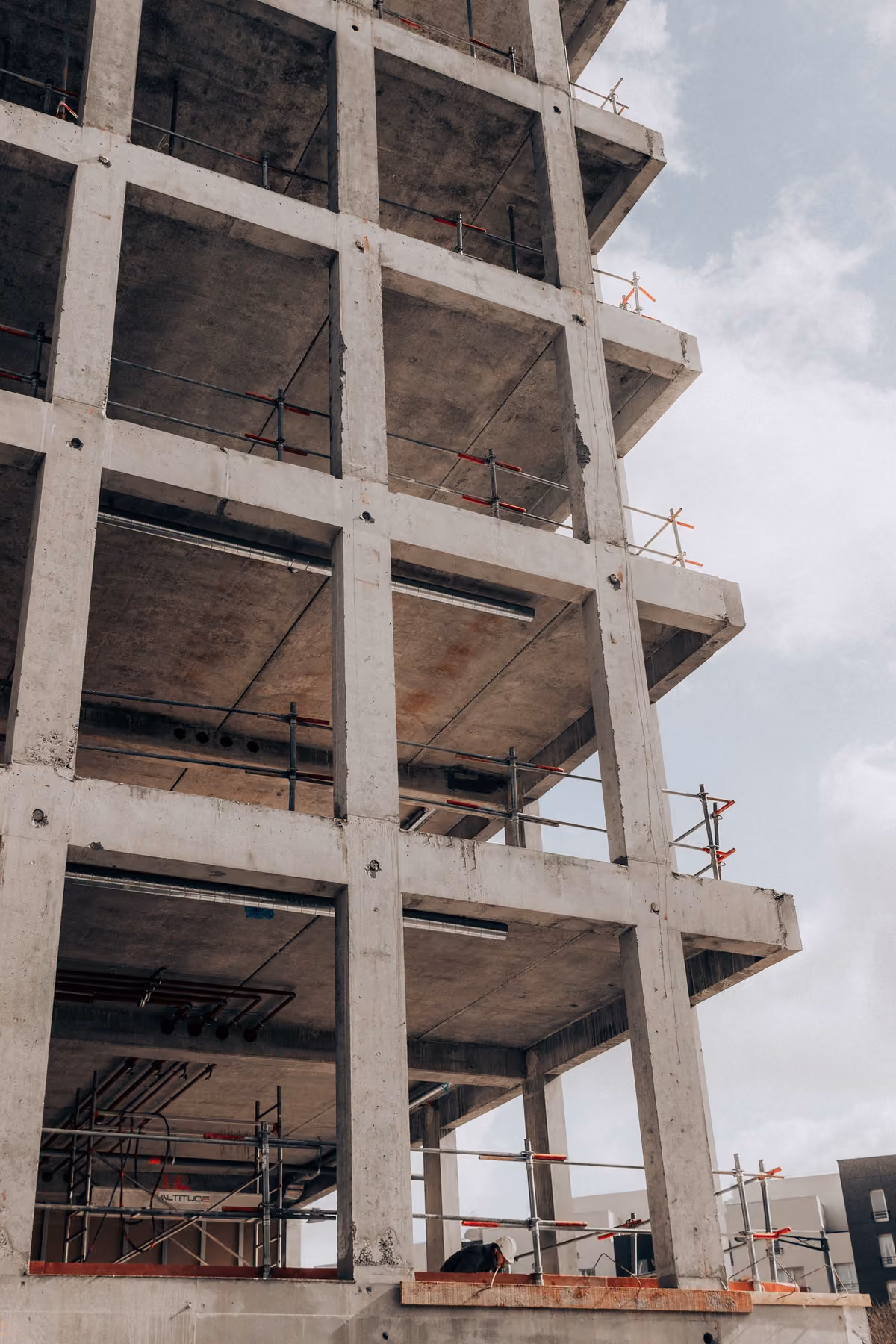 Betonarme yapıda taşıyıcı kolonlar ve döşemeler — temsili stok fotoğraf